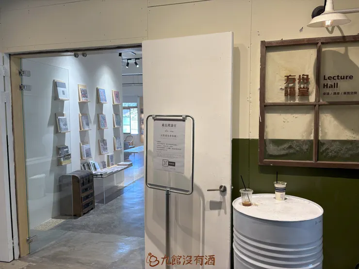 好不容易找到的廠長閱讀室。從復興路四段進入復興路四段37巷後直走會有間咖啡廳出現在左手邊,招牌寫著「FUSiON SPACE」,進門後不需要通過自動門,自動門邊有座樓梯,走上去往方舟講堂的樓層前進就可以找到了。(我不相信只有我像迷路的小狗一樣到處亂晃)