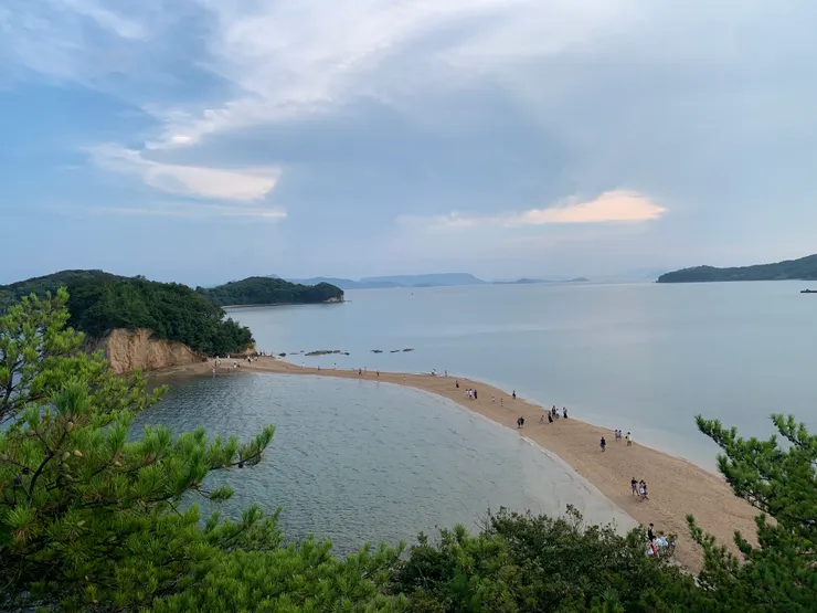 旅客三三兩兩。