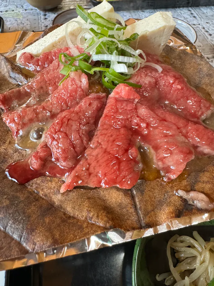 和牛就放在樹葉上面烤，不要放太久，全熟就有點可惜