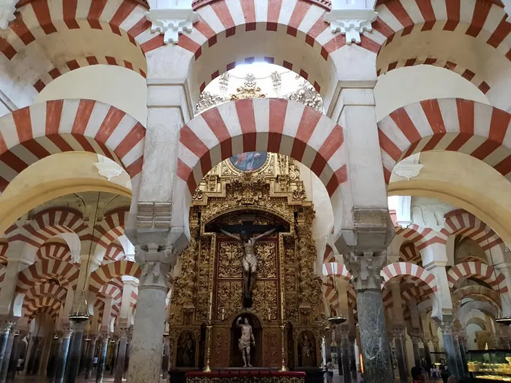 回教與基督教在此建築中，數百年來交互影響