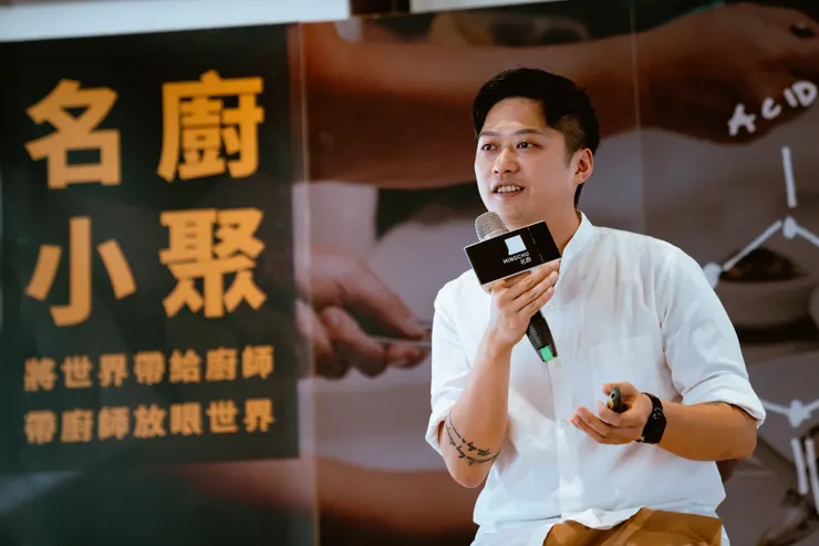 家中經營川菜餐廳，Tim 後來也成為廚師，在蔬食領域開拓出一片新天地。