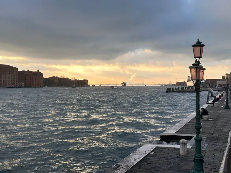 海浪格外波濤的一天