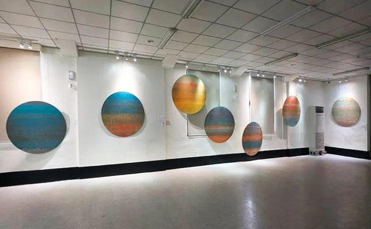 西元2025年06月，虹心球、空間與時間的對話。