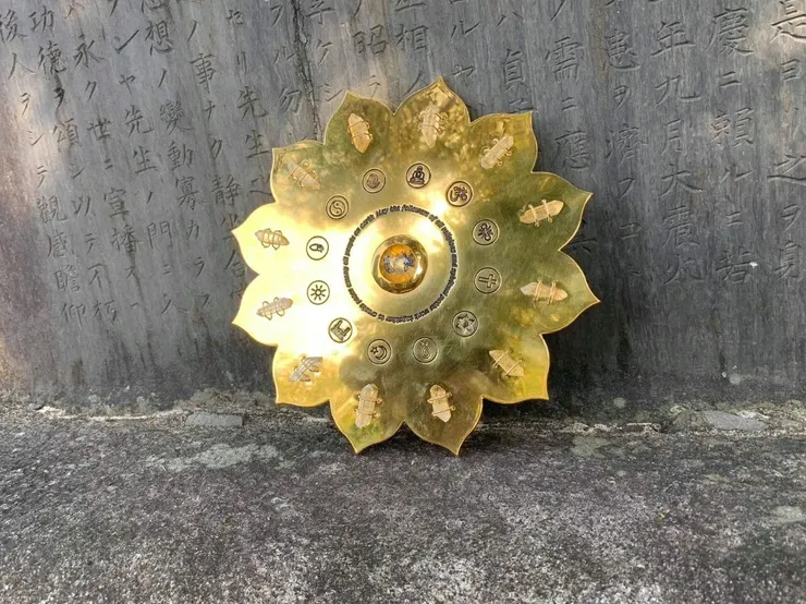 給大家的陣表是原版世界和平網格的影印塑封版，圖上原版銅板為威廉先生在鞍馬山所放置。