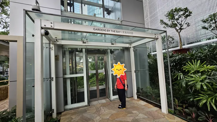 這是金沙酒店通往濱海灣花園的電梯和通道!