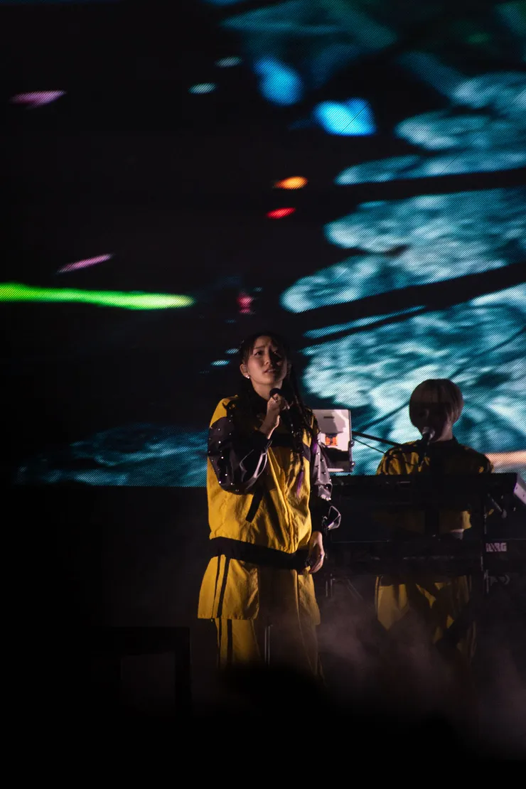 可能是因為現場設備跟氣氛的各種加持下導致的感受不同吧，這段的舞台拍起來也是超好看，而且會隨著音樂有不同的氛圍