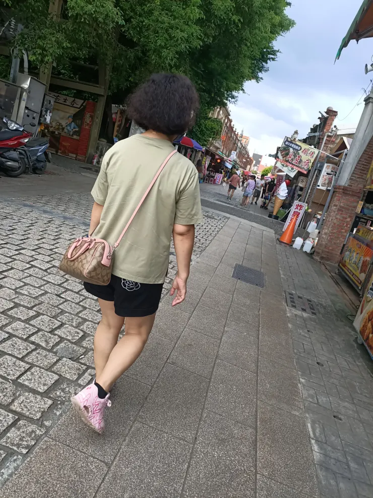 跟我家媽媽去逛，小妹給小阿姨顧