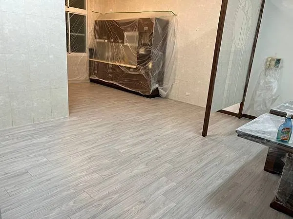 這款地板色澤飽滿，讓原本冷硬的工作空間瞬間多了份溫柔。