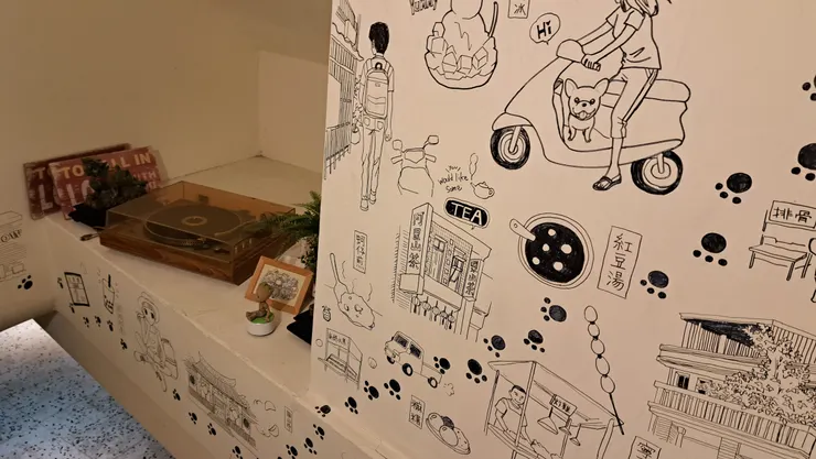 往B1F交誼廳的樓梯旁插圖