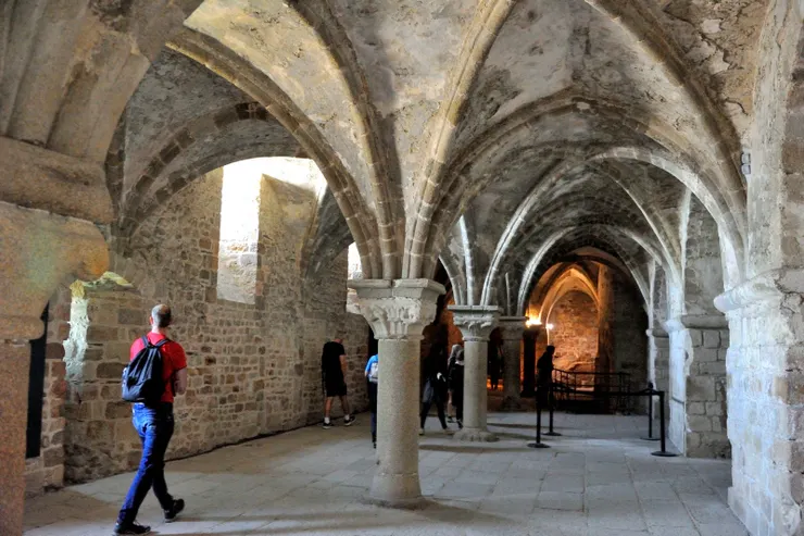 【修士散步長廊，盡頭右側有門可進入前羅馬式教堂——地下聖母教堂（Leglise Notre-Dame-sous-Terre），它是聖米歇爾山最古老、最令人敬仰的建築，是修道院的心臟。據說阿夫朗什主教奧貝爾最早建造的教堂即位於此。但除特定的參觀講解活動外，均不對外開放  (參考原文網址：https://kknews.cc/travel/gmbkgr9.html)】