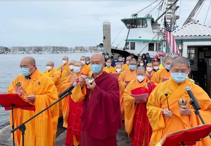 洛杉磯瑪利那岱瑞内港,舉辦紀念「H.H.第三世多杰羌佛日」吉祥祈福放生活動