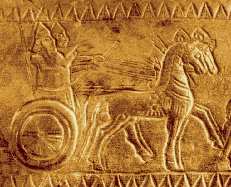 西元前7世紀，烏拉爾圖(Urartu)國王薩杜里二世，乘坐兩匹馬拉的輕型戰車，青銅頭盔細節。