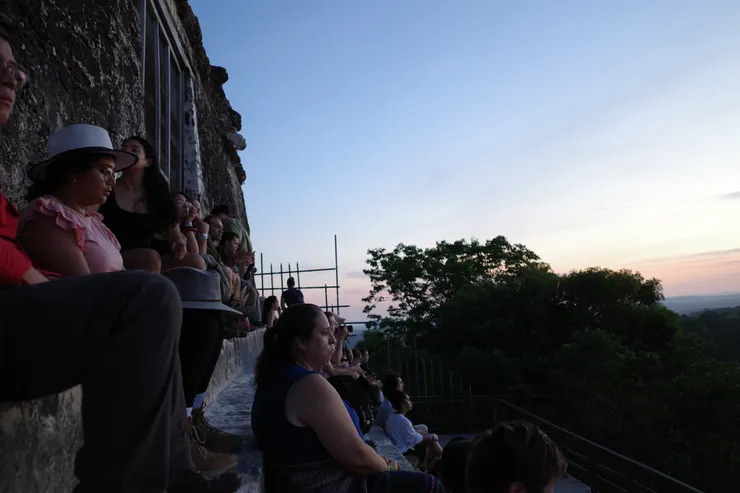 第四神廟塔頂，日出方向在正眼前。