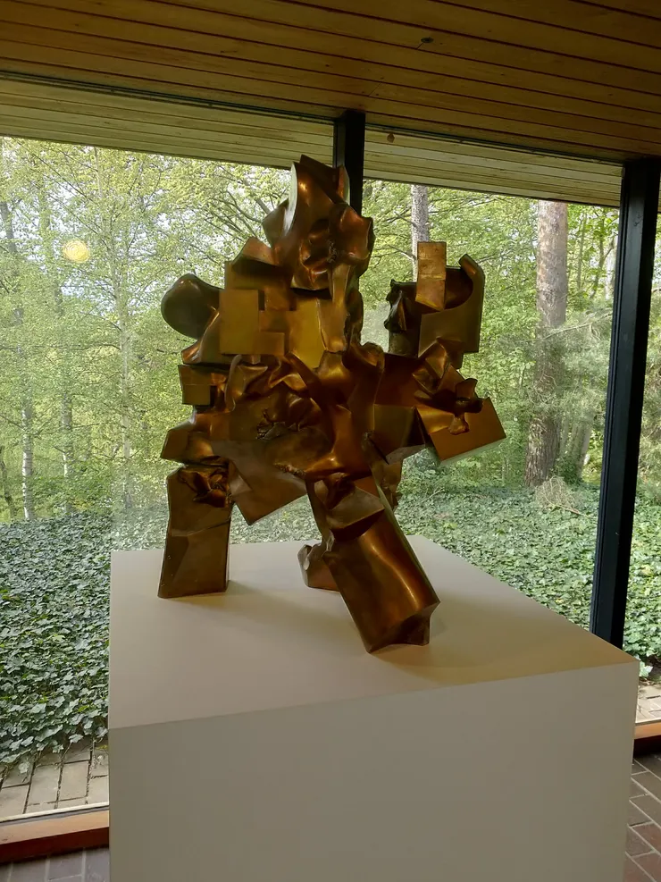 作品背後就是綠意