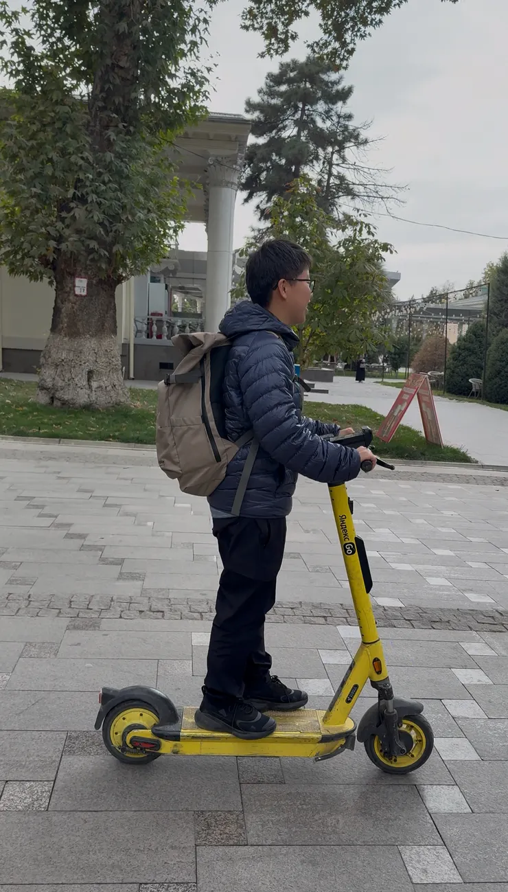 體驗滑板車,用手機掃描就可以租借付費