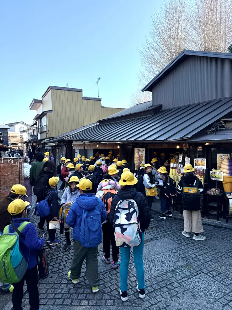 碰到戶外教學的學生們