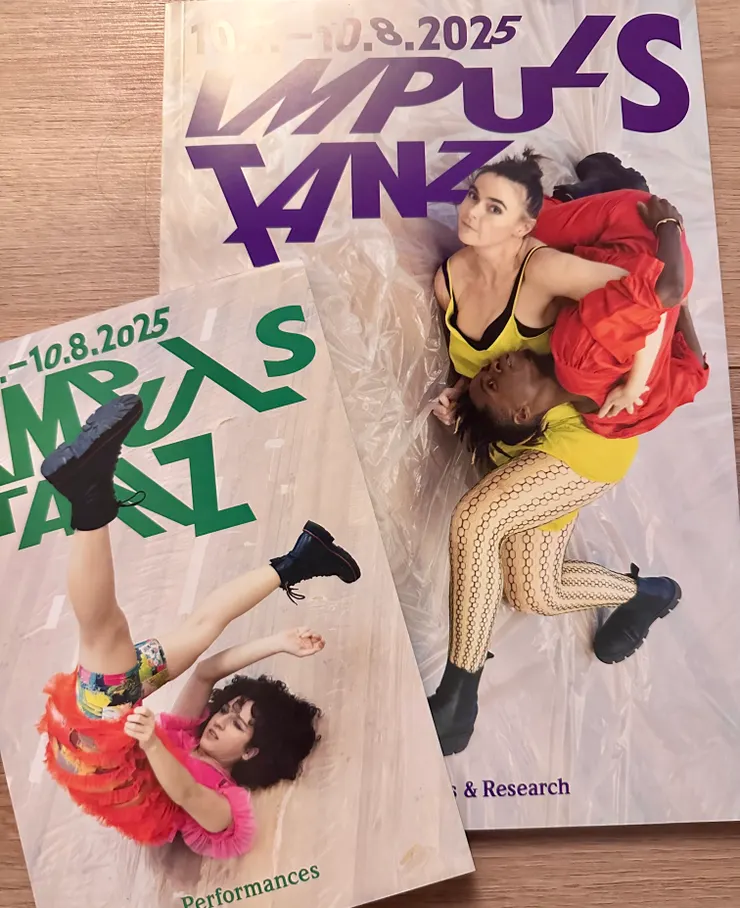 ImPulsTanz 官方的手冊。綠色的是表演，紫色的是工作坊和專題研究介紹