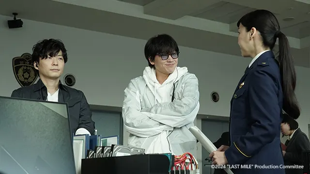 看到星野源從車窗伸出一隻手掛上警燈，警車再次馳騁，體內的血都熱了起來。