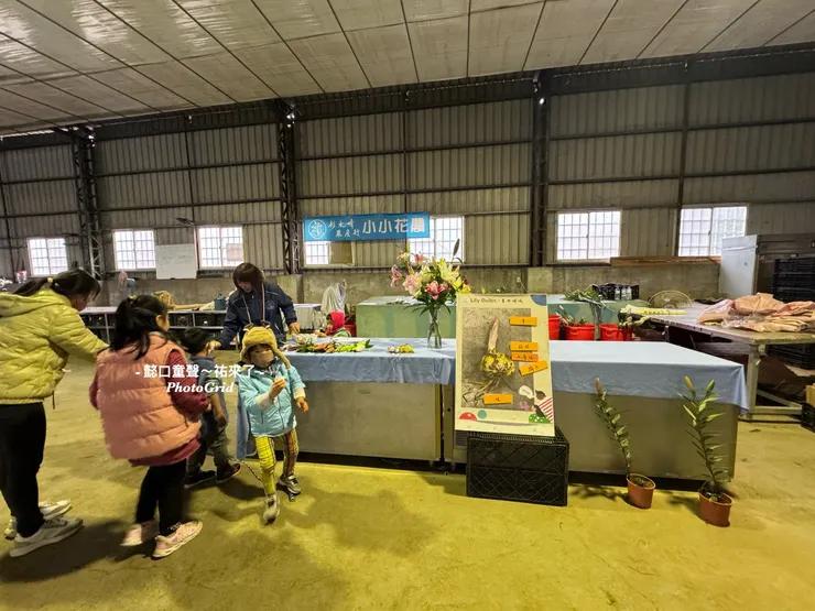 孩子們排隊領取肥料。