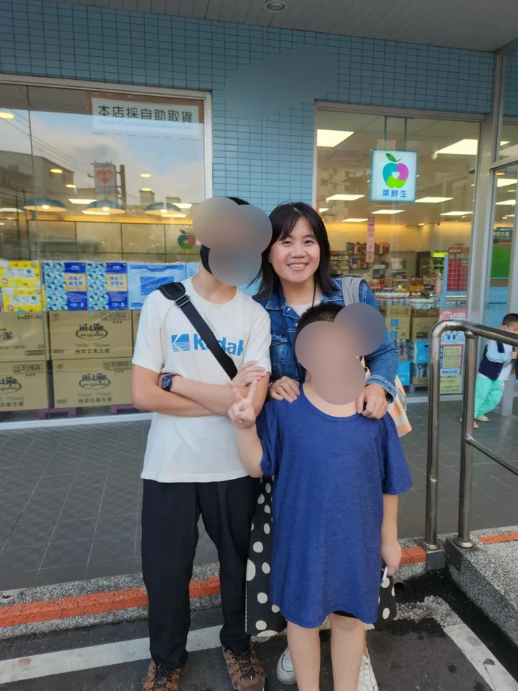 當年的小男孩已經和阿姨一樣高了，一家三口也變成一家五口，站在我前面的就是把阿姨照片命名為「美麗」的小子，超會撩阿姨