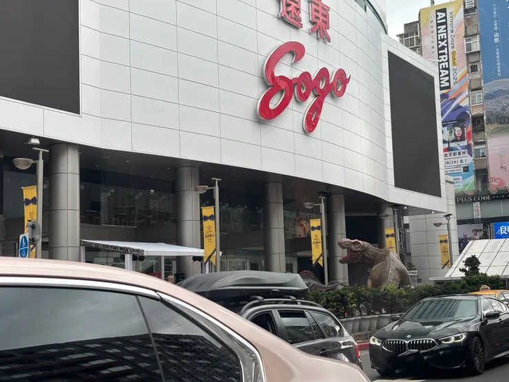 拍攝地點:台北.忠孝東路 SOGO 前