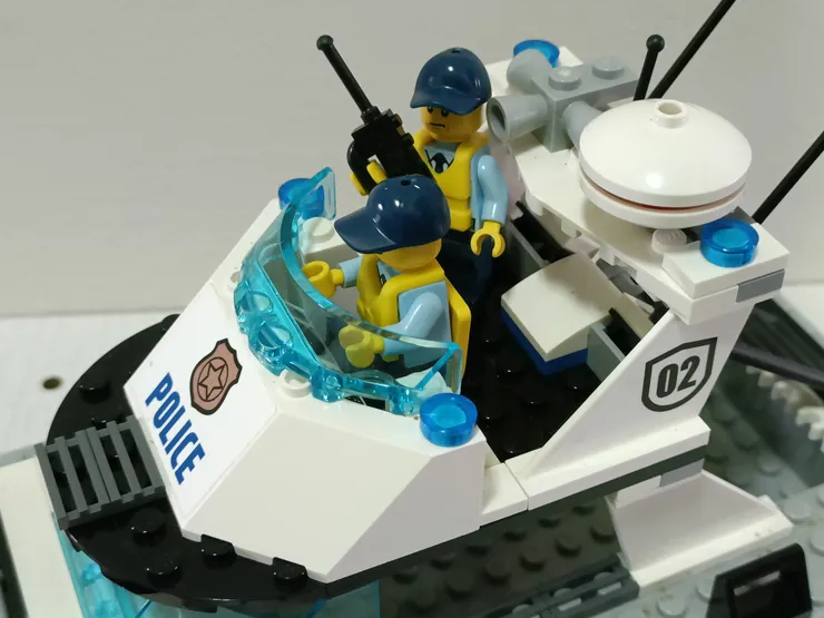 巡邏船二樓的控制室