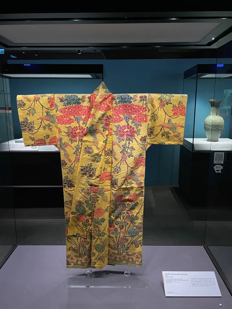 黃地菊牡丹雲尾長鳥紋紅型木棉衣