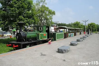 以前舊月台還有觀光小火車充作鐵道意象(攝於2013年)