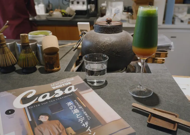 「抹茶汽泡飲」 加入了檸檬果蜜，如果是夏天來點這款，就會換成梅酒，季節性變換也很迷人。