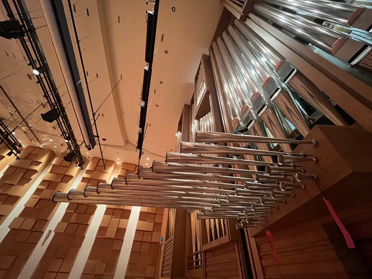 相較於直立風管，水平式風管在視覺上更亮眼，聲音也更宏亮