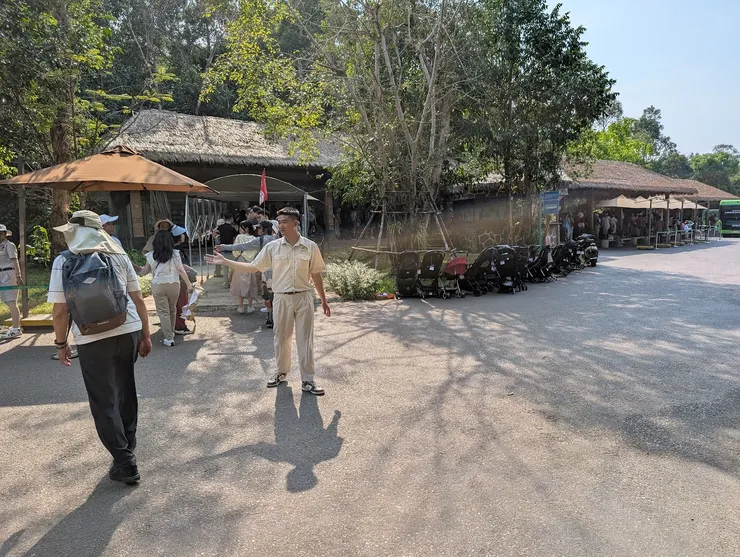 排非洲遊園車的滿滿人潮，從右邊一路以貪食蛇的樣子排到左邊來