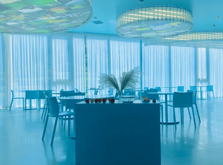 夢幻清藍的「越後松代里山食堂」，也是藝術家的裝置作品。