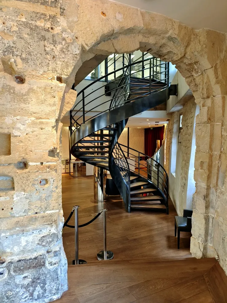 【雅克傑南把水果糖當精品賣！看這室內裝潢，在寸土寸金的巴黎，對空間毫不吝惜，但以簡潔明耀舒目為重。一組顧客進門，必有一店員笑臉迎來，婉言介紹，並依例請來客選一粒軟糖奉上，當然成本考量，也就只限一粒。】