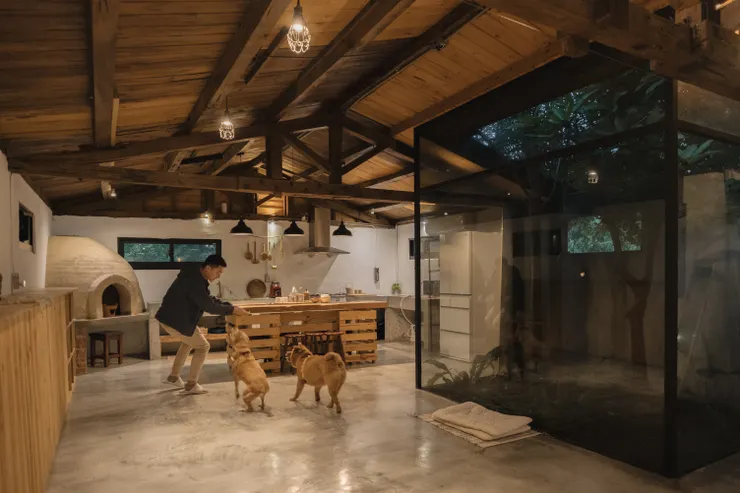 我們入住的大穀倉房型非常大，有300平方公尺，而且是長型的空間，所以狗狗在裡面狂奔超開心。