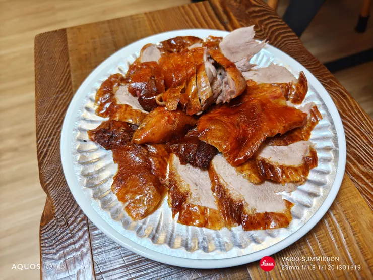 外帶烤鴨,拍食物效果很棒!(SHARP AQUOS R9 pro,23mm)