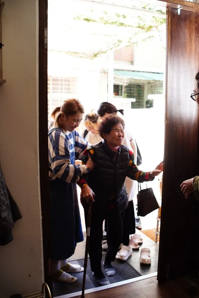 台南最酷的全家福攝影師｜連阿公阿嬤都拍得開懷大笑｜化妝寫真加