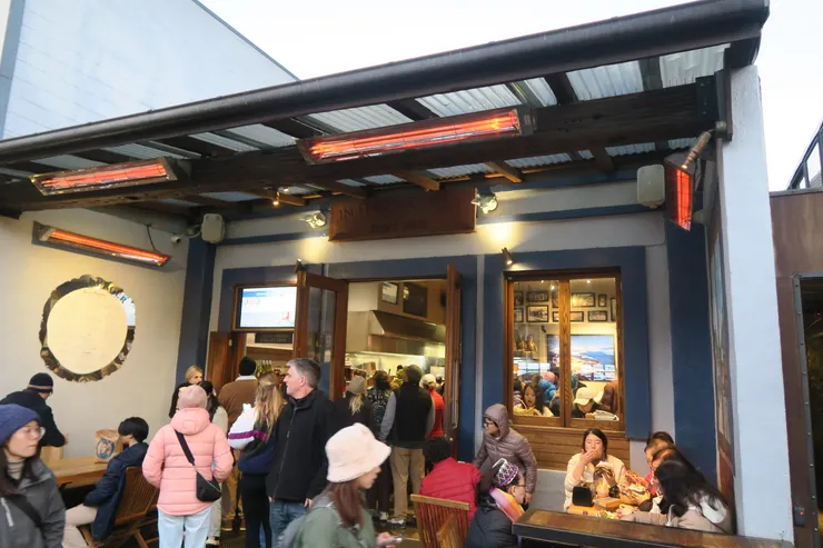 大排長龍的漢堡店。