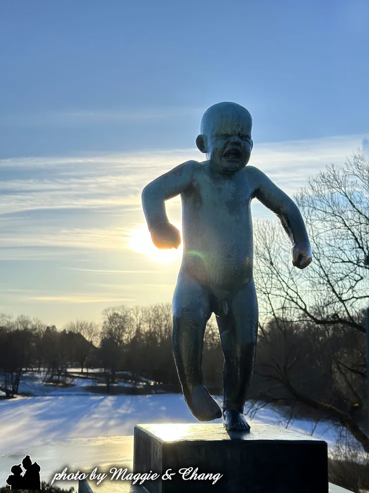 他生氣了!!這不是普通的小孩，而是維格蘭雕塑公園最有名的雕像：憤怒的小男孩。看似可愛，其實背後隱藏的是對人性情緒的細膩觀察。在夕陽的光影中，他的怒氣也顯得有點可愛了？ 來到奧斯陸，一定要來跟這位最有脾氣的小男孩合照！