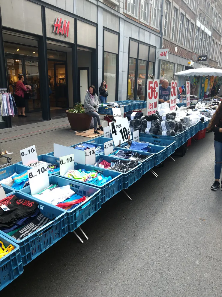 就在平價時尚店前擺攤