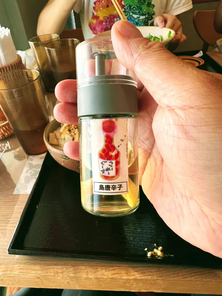 用泡盛泡著朝天椒，就是很棒的調味料