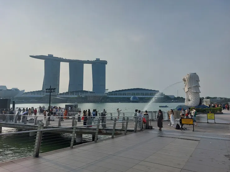 早上八點，傳說中的金沙酒店＆魚尾獅，人已經一堆