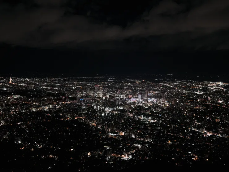 來自2024年札幌的燈光，像是在宣告這座城市沒有孤獨