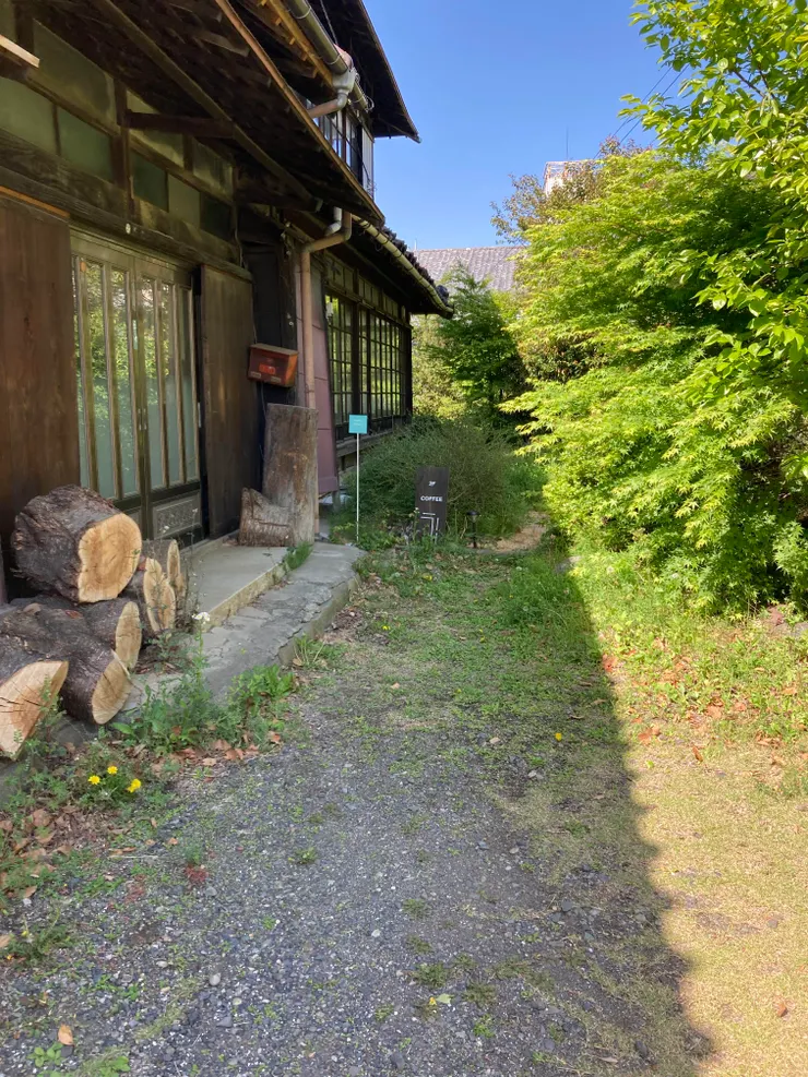 小小招牌顯示 直走到底轉左彎