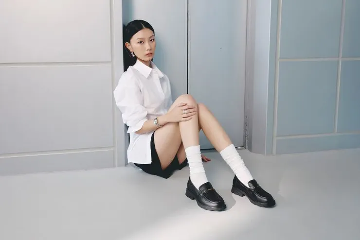 ▲集團以「Her Style, Her Motherhood」為核心理念，集結旗下五大自有品牌推出多元鞋履提案。圖為ORIN軟牛皮質感金屬飾釦樂福鞋，售價2,680元。