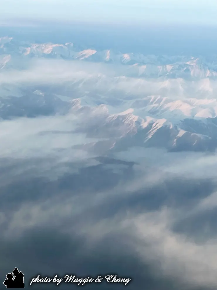 只有部分山峰露出雲層，像一座座漂浮在空中的孤島，神秘又夢幻。
