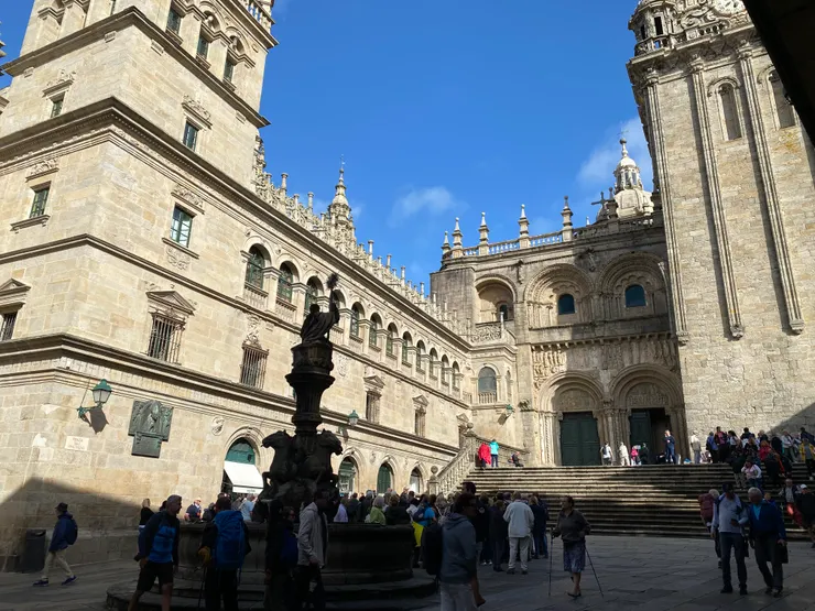 教堂外也有很多參觀的團客