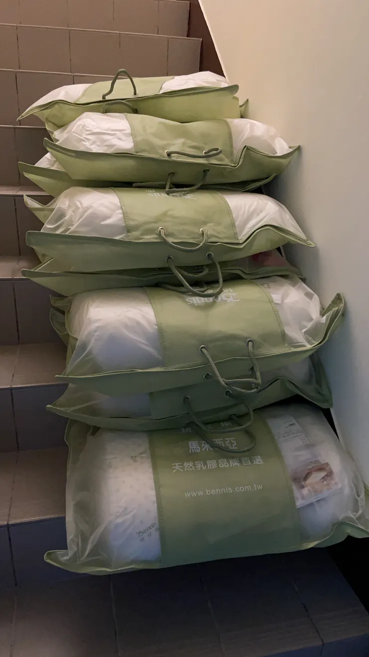 全面改用乳膠枕，一次四對畫面好壯觀