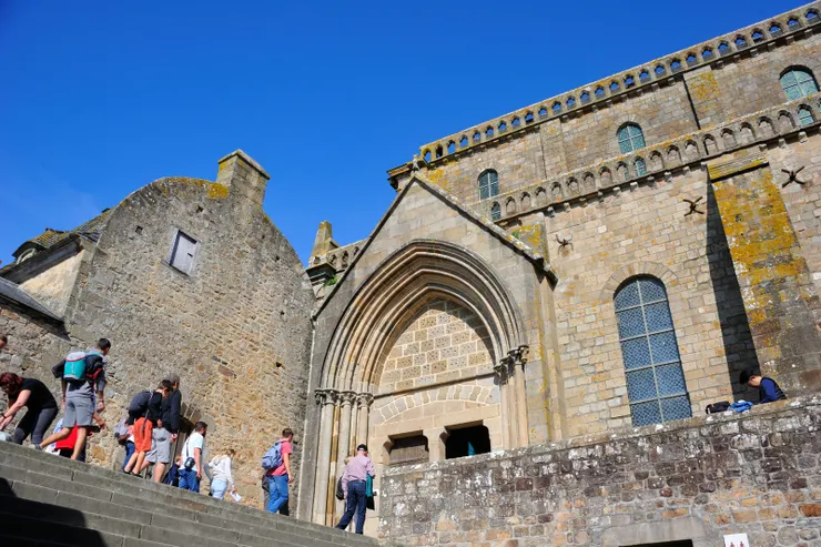 【跨進國王門石坂與階梯步步高升 曩昔平民貴族聖職人員層級分明！來到教堂、修道院區！早期聖米歇爾山建築群規劃，下層供一般民眾使用，中層為貴族，上層為聖職人員。】