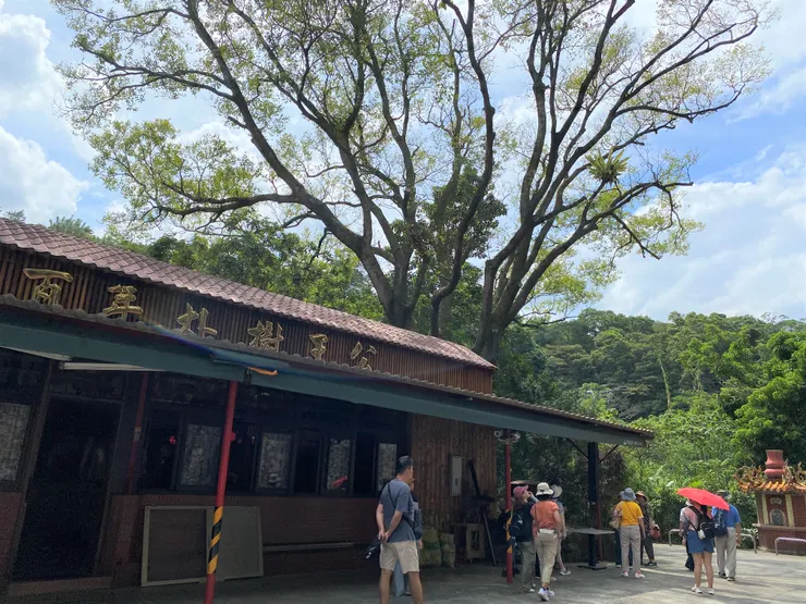 擁有150年歷史的小坑福德宮與老樹