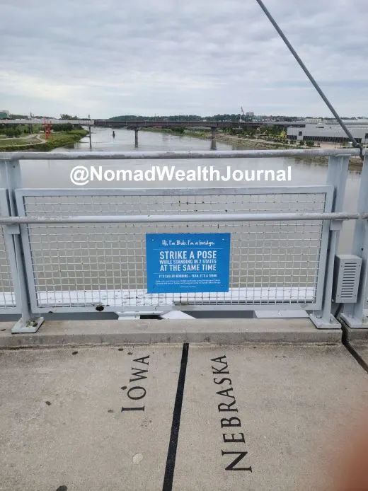 距離鬧區不遠的Bob Kerrey人行橋。它穿越密蘇里河，站在橋上兩腳跨開，就能分立內布拉斯加與愛荷華兩個州。 — 紀程 (J. Journey)